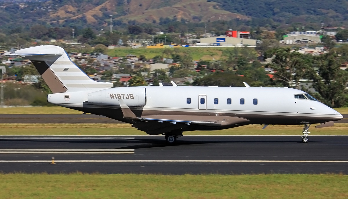 Image of tail N320JE